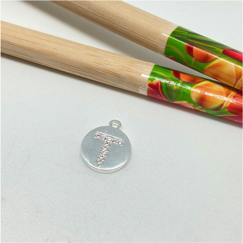 FP961-T Colgante Medalla con Letra en Circones 11 mm más argollita Figura Baño Plata Figuras Bañadas hecho de Bronce Bañado en Plata 50 ml Joyas Bañadas en Plata