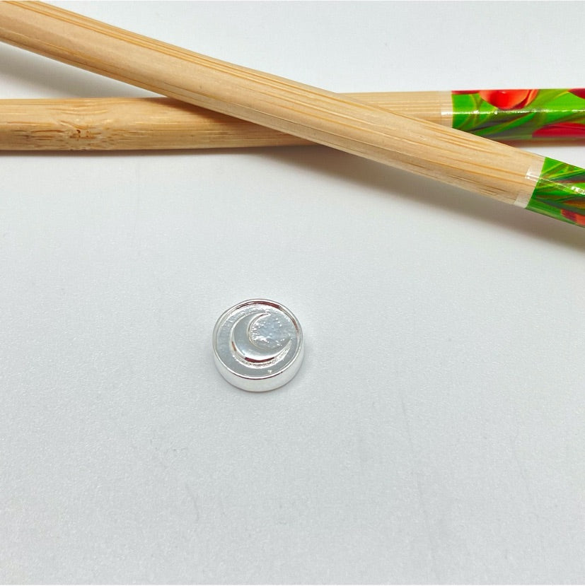 FP963 Colgante Media Luna estampada en relieve para pasar diá. 12 mm espesor 4 mm Figura Baño Plata Figuras Bañadas hecho de Bronce Bañado en Plata 50 ml Joyas Bañadas en Plata