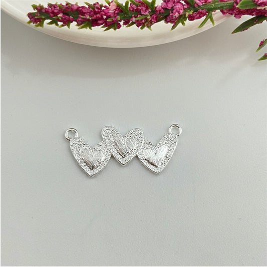 FP969 Colgante Triple Corazón con corazón en relieve lijado 12x30 mm argollitas en lados Figura Baño Plata Figuras Bañadas hecho de Bronce Bañado en Plata 50 ml Joyas Bañadas en Plata