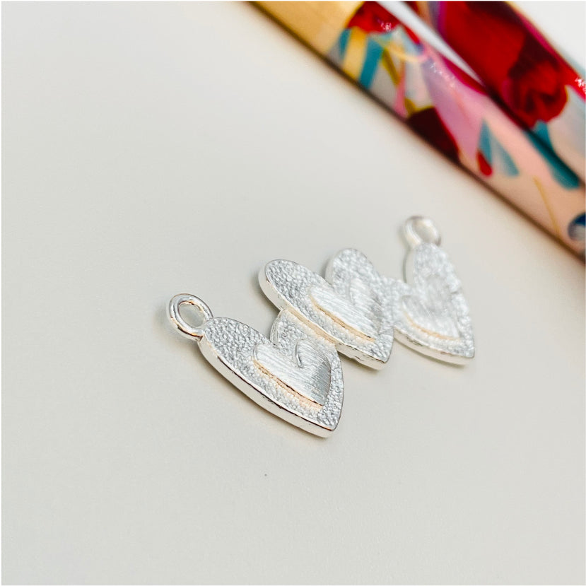FP969 Colgante Triple Corazón con corazón en relieve lijado 12x30 mm argollitas en lados Figura Baño Plata Figuras Bañadas hecho de Bronce Bañado en Plata 50 ml Joyas Bañadas en Plata