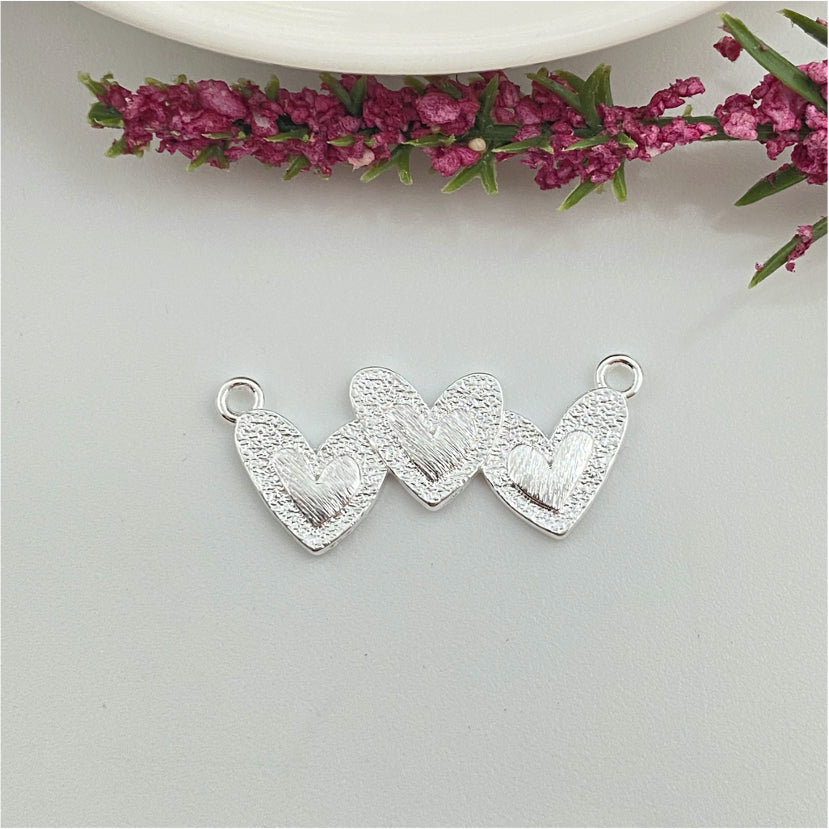 FP969 Colgante Triple Corazón con corazón en relieve lijado 12x30 mm argollitas en lados Figura Baño Plata Figuras Bañadas hecho de Bronce Bañado en Plata 50 ml Joyas Bañadas en Plata