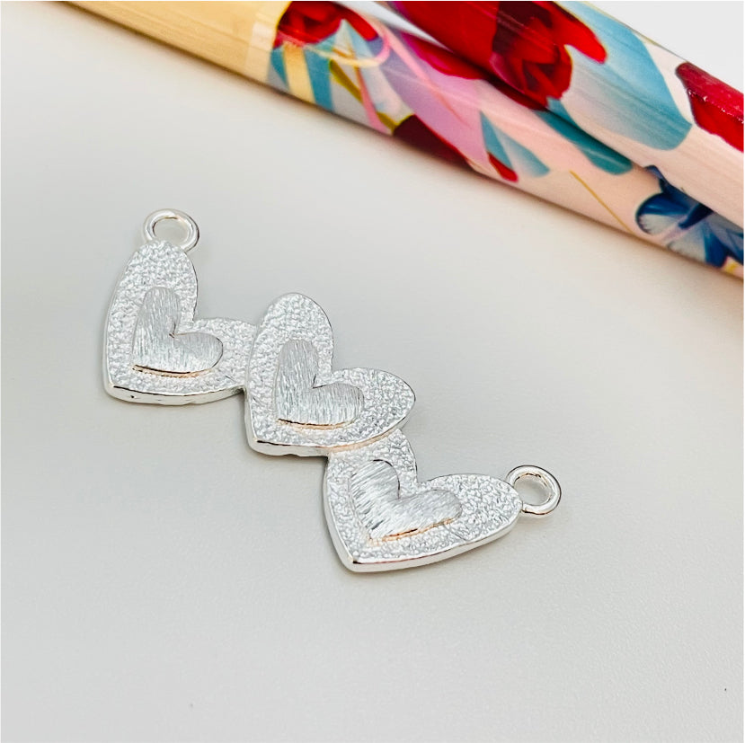 FP969 Colgante Triple Corazón con corazón en relieve lijado 12x30 mm argollitas en lados Figura Baño Plata Figuras Bañadas hecho de Bronce Bañado en Plata 50 ml Joyas Bañadas en Plata