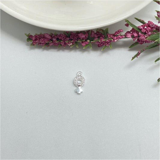 FP977 Colgante símbolo Sexo Femenino con micro circones 9x5 mm más argollita Figura Baño Plata Figuras Bañadas hecho de Bronce Bañado en Plata 50 ml Joyas Bañadas en Plata