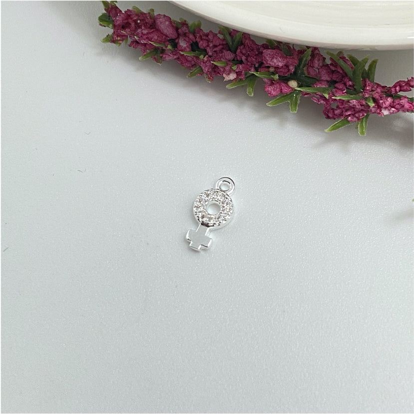 FP977 Colgante símbolo Sexo Femenino con micro circones 9x5 mm más argollita Figura Baño Plata Figuras Bañadas hecho de Bronce Bañado en Plata 50 ml Joyas Bañadas en Plata