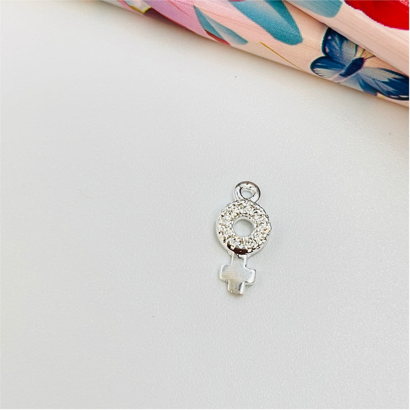 FP977 Colgante símbolo Sexo Femenino con micro circones 9x5 mm más argollita Figura Baño Plata Figuras Bañadas hecho de Bronce Bañado en Plata 50 ml Joyas Bañadas en Plata