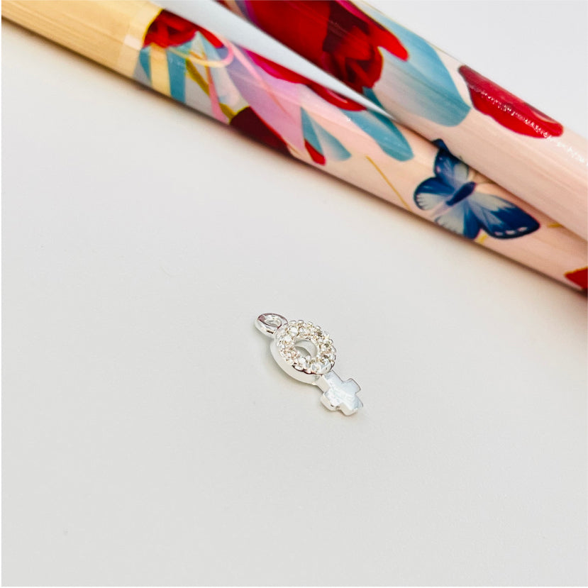 FP977 Colgante símbolo Sexo Femenino con micro circones 9x5 mm más argollita Figura Baño Plata Figuras Bañadas hecho de Bronce Bañado en Plata 50 ml Joyas Bañadas en Plata