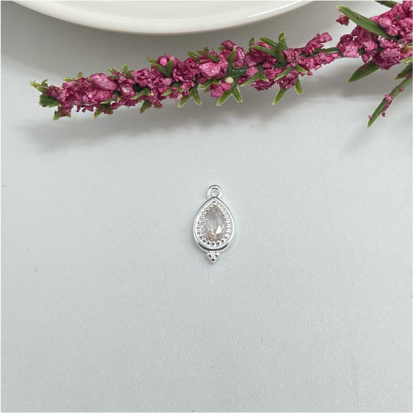 FP983 Colgante Gota Cuarzo Cristal con tres bolitas en borde inferior 13x7 mm  Figura Baño Plata Figuras Bañadas hecho de Bronce Bañado en Plata 50 ml Joyas Bañadas en Plata