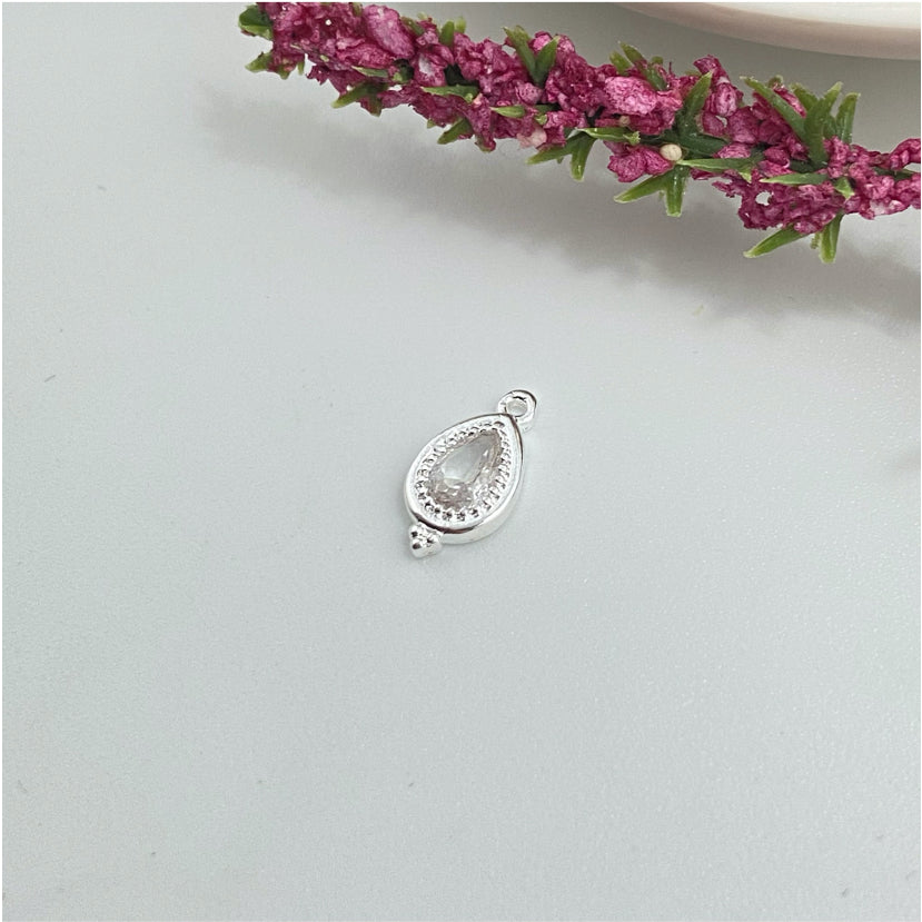 FP983 Colgante Gota Cuarzo Cristal con tres bolitas en borde inferior 13x7 mm  Figura Baño Plata Figuras Bañadas hecho de Bronce Bañado en Plata 50 ml Joyas Bañadas en Plata