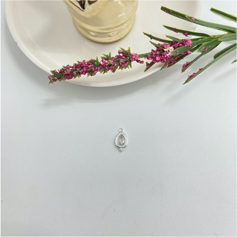 FP983 Colgante Gota Cuarzo Cristal con tres bolitas en borde inferior 13x7 mm  Figura Baño Plata Figuras Bañadas hecho de Bronce Bañado en Plata 50 ml Joyas Bañadas en Plata