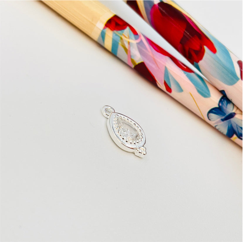FP983 Colgante Gota Cuarzo Cristal con tres bolitas en borde inferior 13x7 mm  Figura Baño Plata Figuras Bañadas hecho de Bronce Bañado en Plata 50 ml Joyas Bañadas en Plata