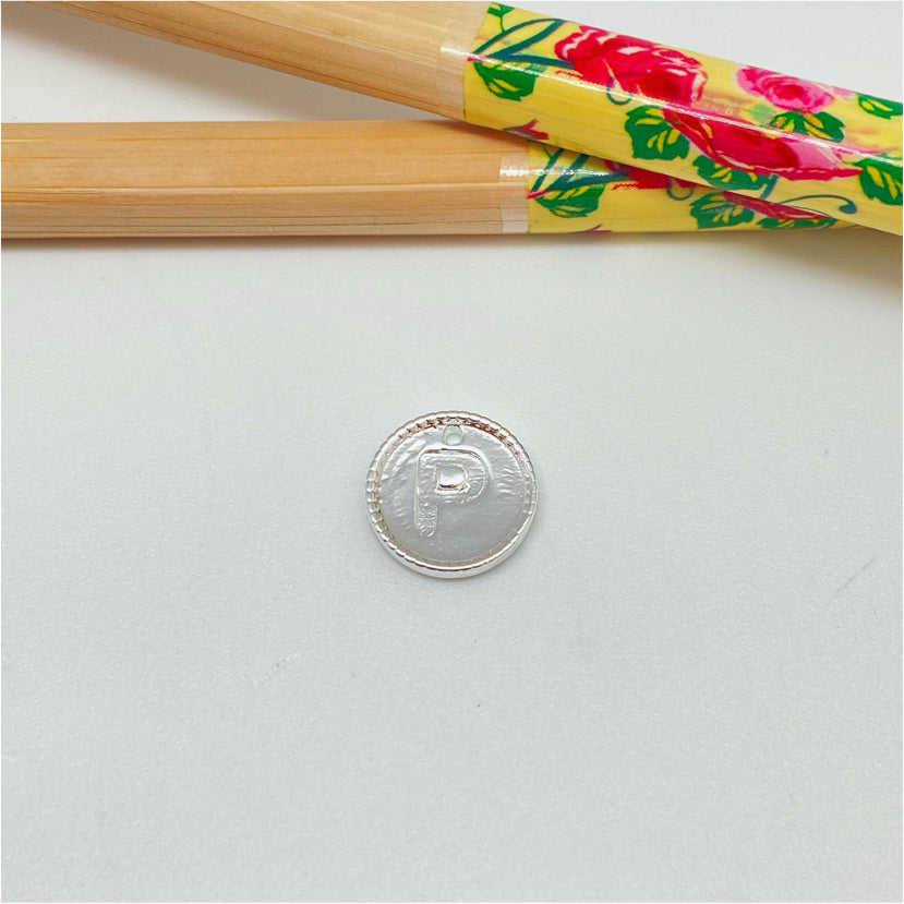 FP985 Colgante Mini Letra Diá. 11 mm Borde Rutilado Figura Baño Plata Figuras Bañadas hecho de Bronce Bañado en Plata 50 ml Joyas Bañadas en Plata FP985-P
