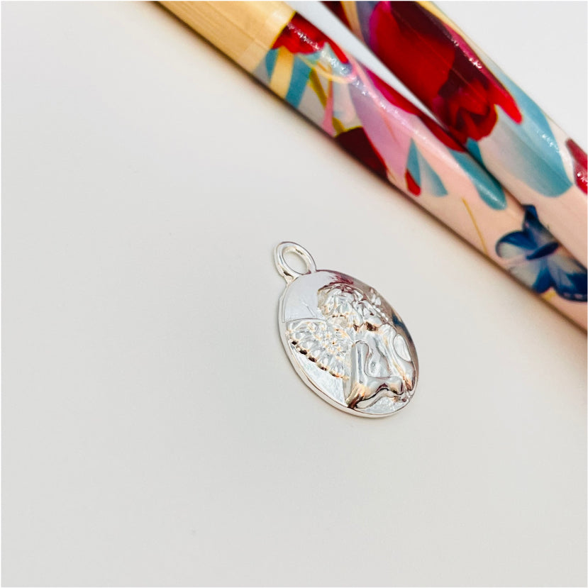 FP986 Colgante Medalla con Ángel en relieve 15 mm más argollita Figura Baño Plata Figuras Bañadas hecho de Bronce Bañado en Plata 50 ml Joyas Bañadas en Plata