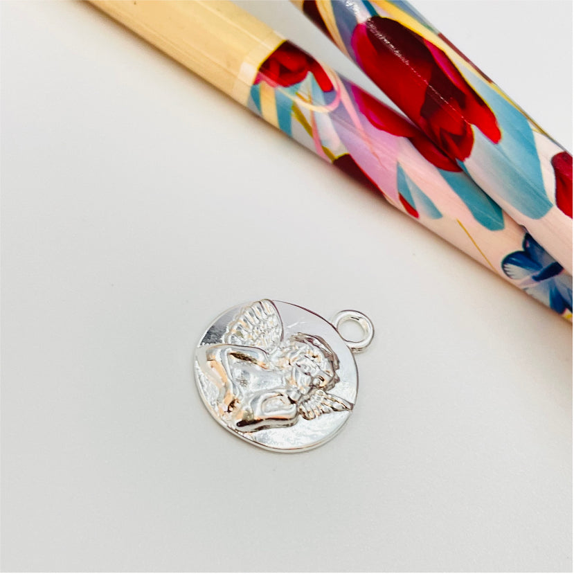 FP986 Colgante Medalla con Ángel en relieve 15 mm más argollita Figura Baño Plata Figuras Bañadas hecho de Bronce Bañado en Plata 50 ml Joyas Bañadas en Plata