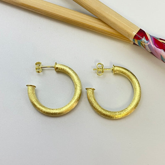 XO296 Argolla Tubo Mate 27 mm Espesor 4 mm Aro Baño Oro Aro Baño Oro Aros Bañados hecho de Bronce Bañado en Oro 18K Joyas Bañadas en Oro