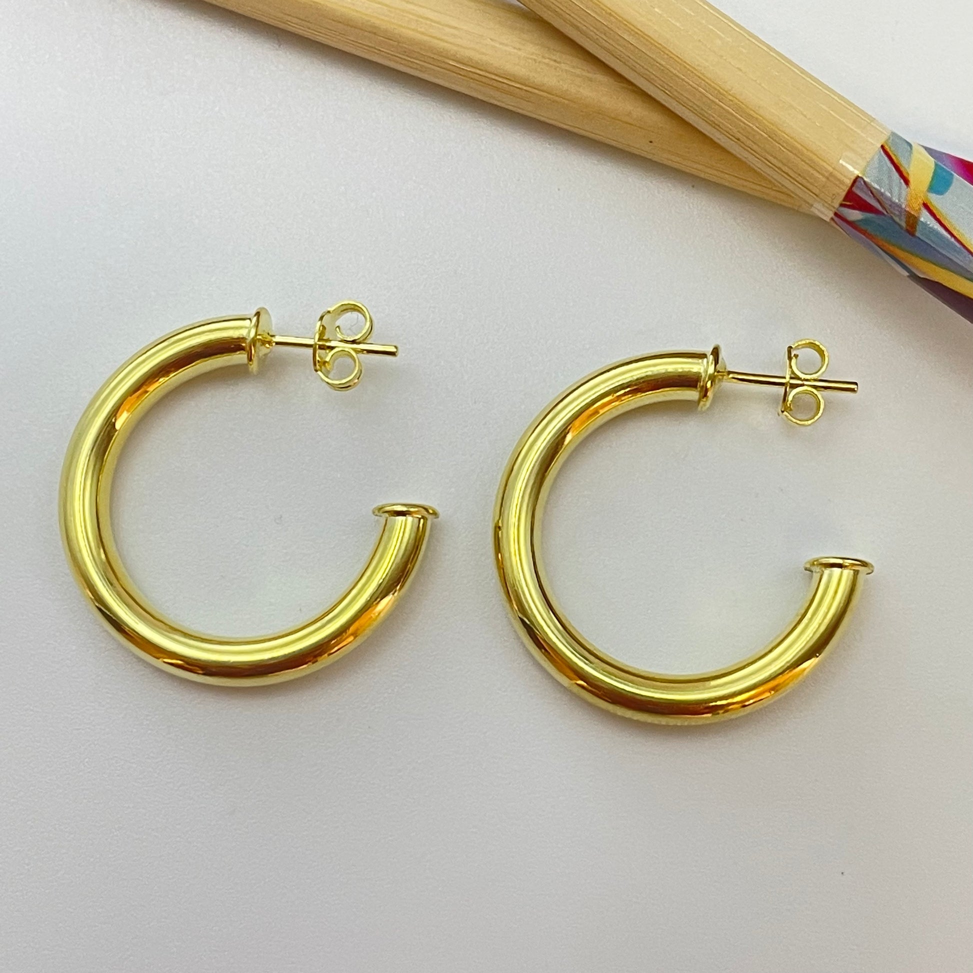 XO295 Argolla Lisa diametro 27 mm Espesor 4 mm Aro Baño Oro Aro Baño Oro Aros Bañados hecho de Bronce Bañado en Oro 18K Joyas Bañadas en Oro