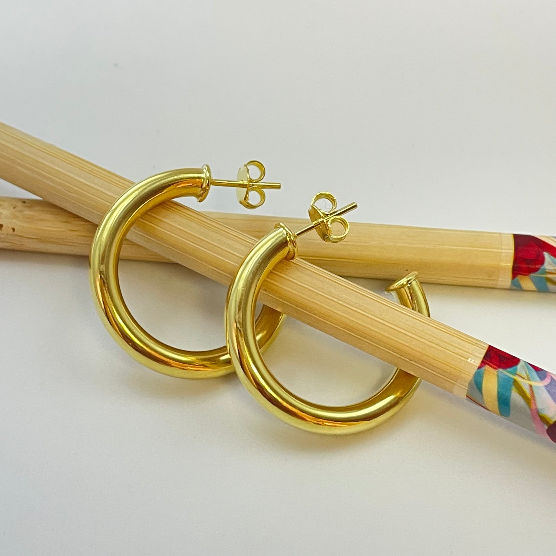 XO295 Argolla Lisa diametro 27 mm Espesor 4 mm Aro Baño Oro Aro Baño Oro Aros Bañados hecho de Bronce Bañado en Oro 18K Joyas Bañadas en Oro