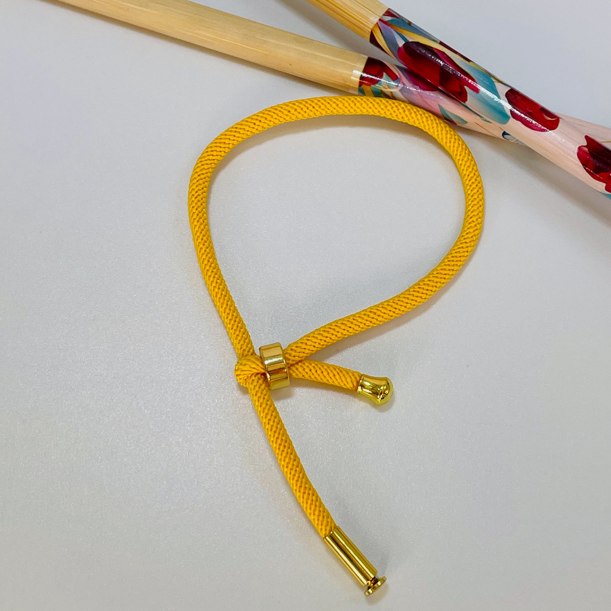 PO006 Pulsera Hilo Espesor 3 mm largo 15-18 cm Diámetro ajustable Pulsera Baño Oro Pulsera hecho de Hilo y Bronce Bañado en Oro Pulsera Baño Oro Amarillo
