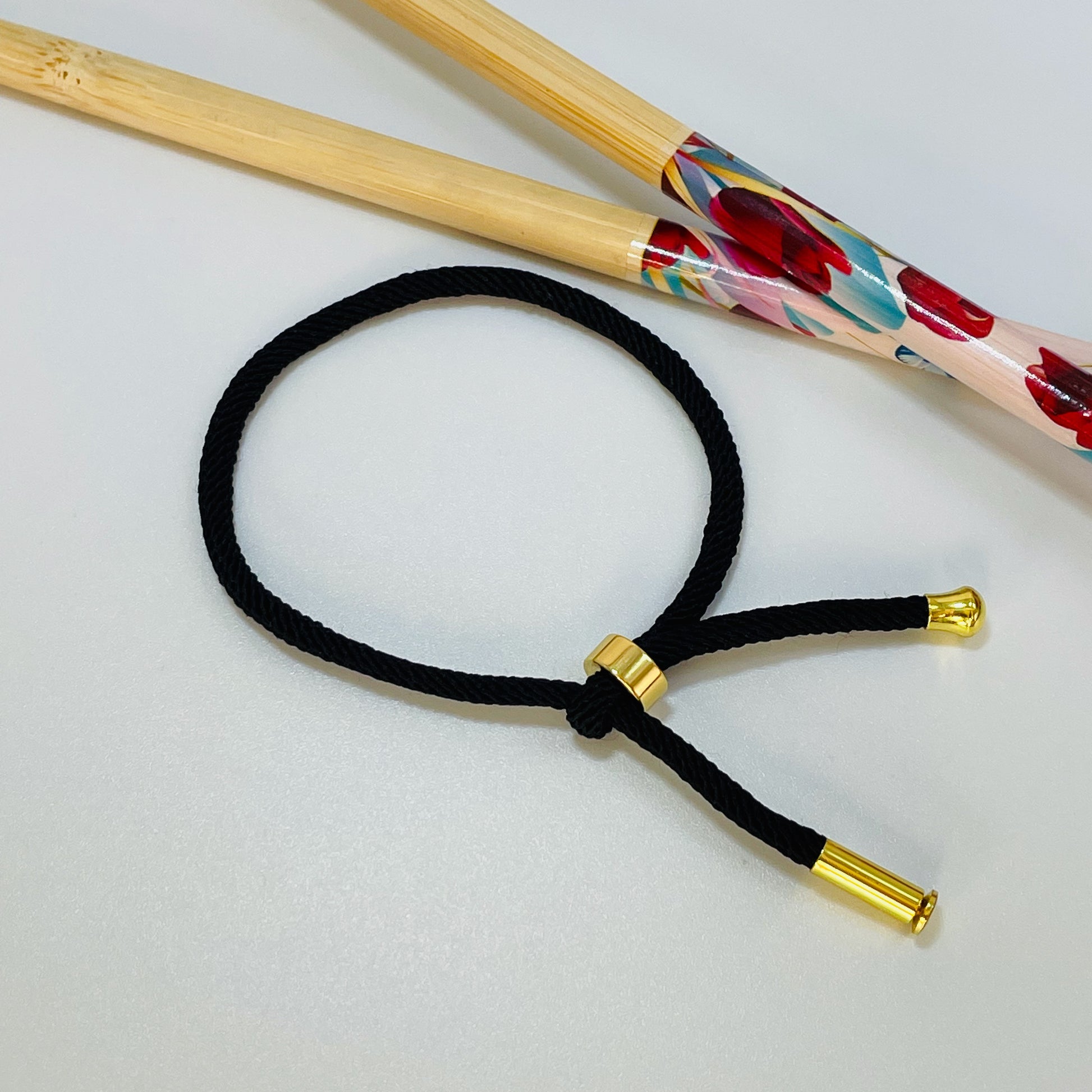 PO006 Pulsera Hilo Espesor 3 mm largo 15-18 cm Diámetro ajustable Pulsera Baño Oro Pulsera hecho de Hilo y Bronce Bañado en Oro Pulsera Baño Oro Color Café Moro