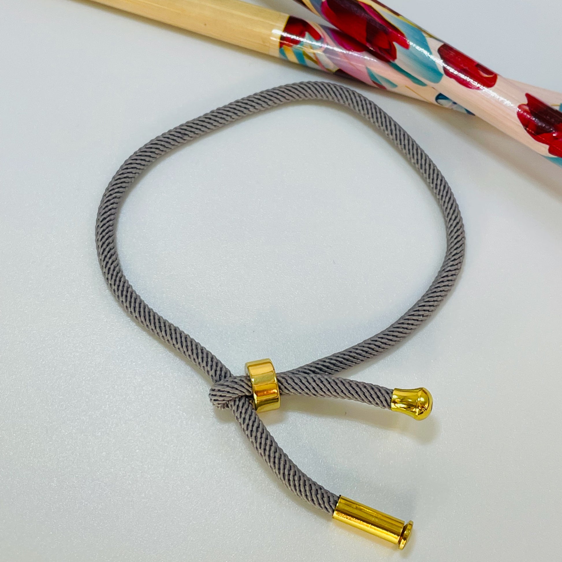 PO006 Pulsera Hilo Espesor 3 mm largo 15-18 cm Diámetro ajustable Pulsera Baño Oro Pulsera hecho de Hilo y Bronce Bañado en Oro Pulsera Baño Oro Color Gris