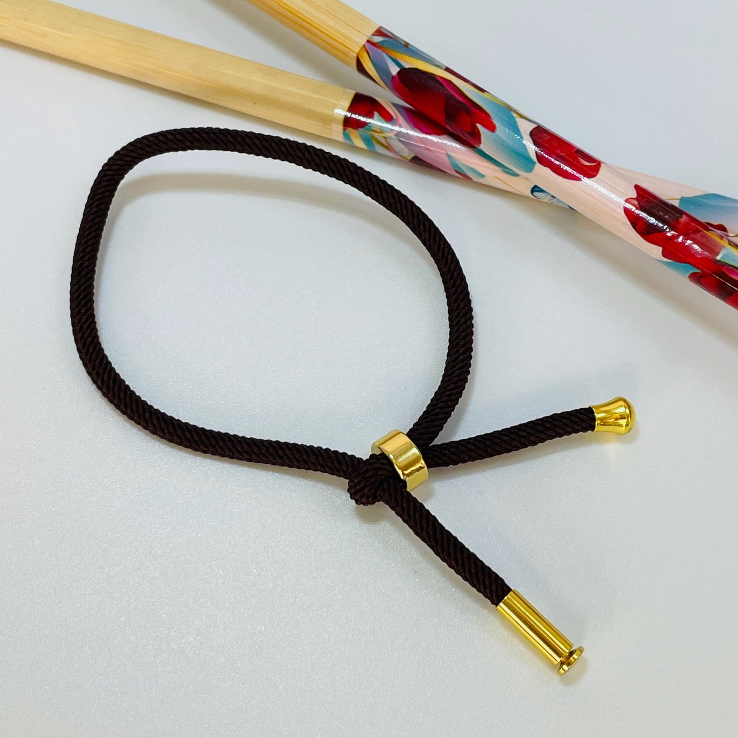 PO006 Pulsera Hilo Espesor 3 mm largo 15-18 cm Diámetro ajustable Pulsera Baño Oro Pulsera hecho de Hilo y Bronce Bañado en Oro Pulsera Baño Oro Color Negro