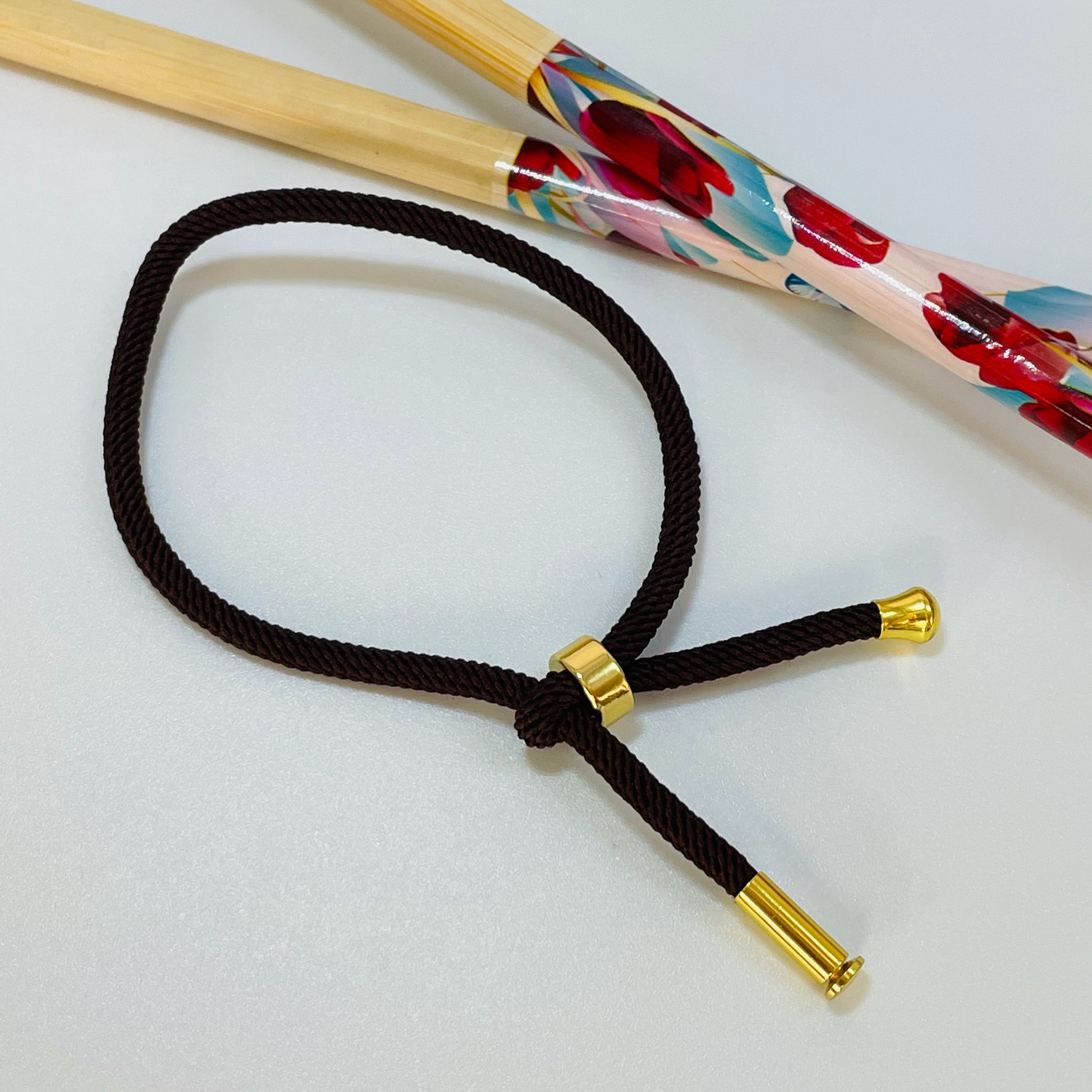 PO006 Pulsera Hilo Espesor 3 mm largo 15-18 cm Diámetro ajustable Pulsera Baño Oro Pulsera hecho de Hilo y Bronce Bañado en Oro Pulsera Baño Oro Color Negro