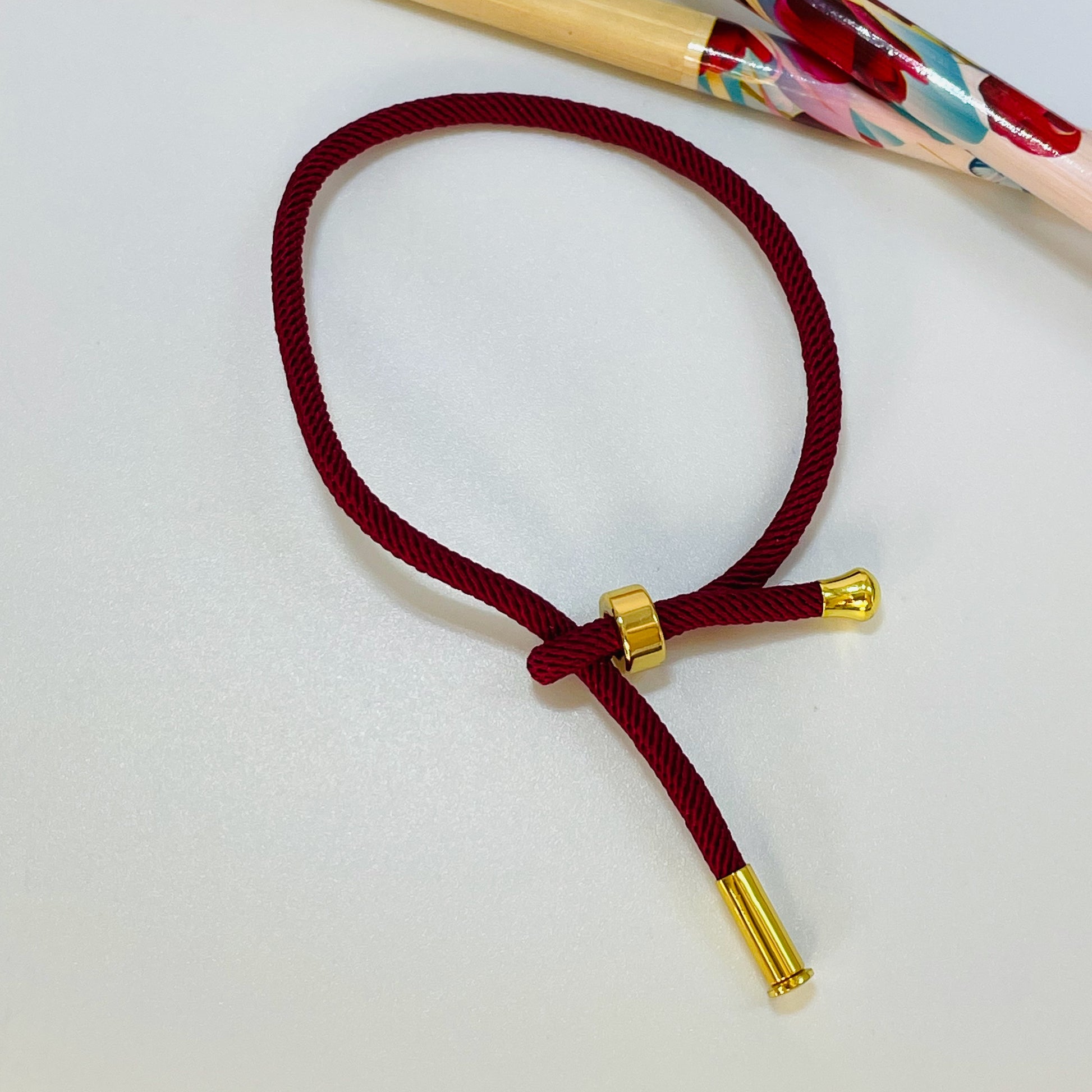 PO006 Pulsera Hilo Espesor 3 mm largo 15-18 cm Diámetro ajustable Pulsera Baño Oro Pulsera hecho de Hilo y Bronce Bañado en Oro Pulsera Baño Oro Rojo Italiano