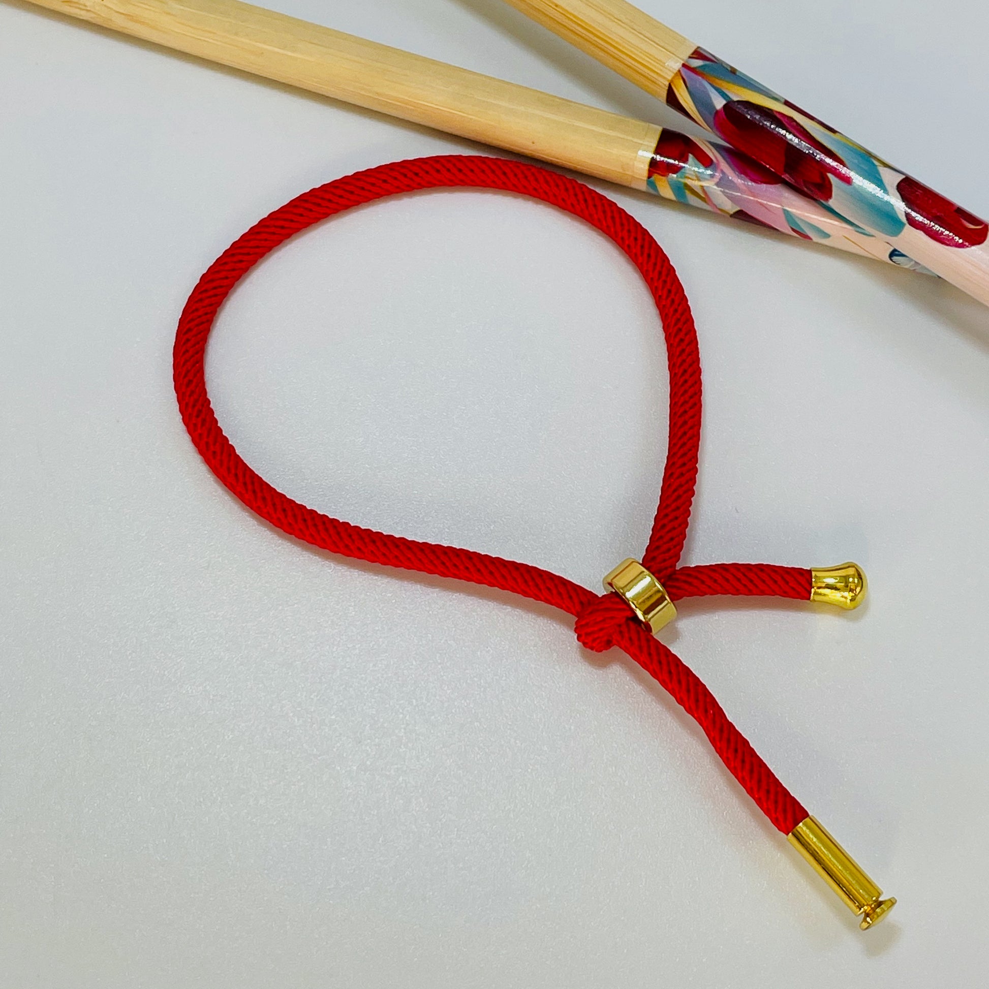 PO006 Pulsera Hilo Espesor 3 mm largo 15-18 cm Diámetro ajustable Pulsera Baño Oro Pulsera hecho de Hilo y Bronce Bañado en Oro Pulsera Baño Oro Color Rojo