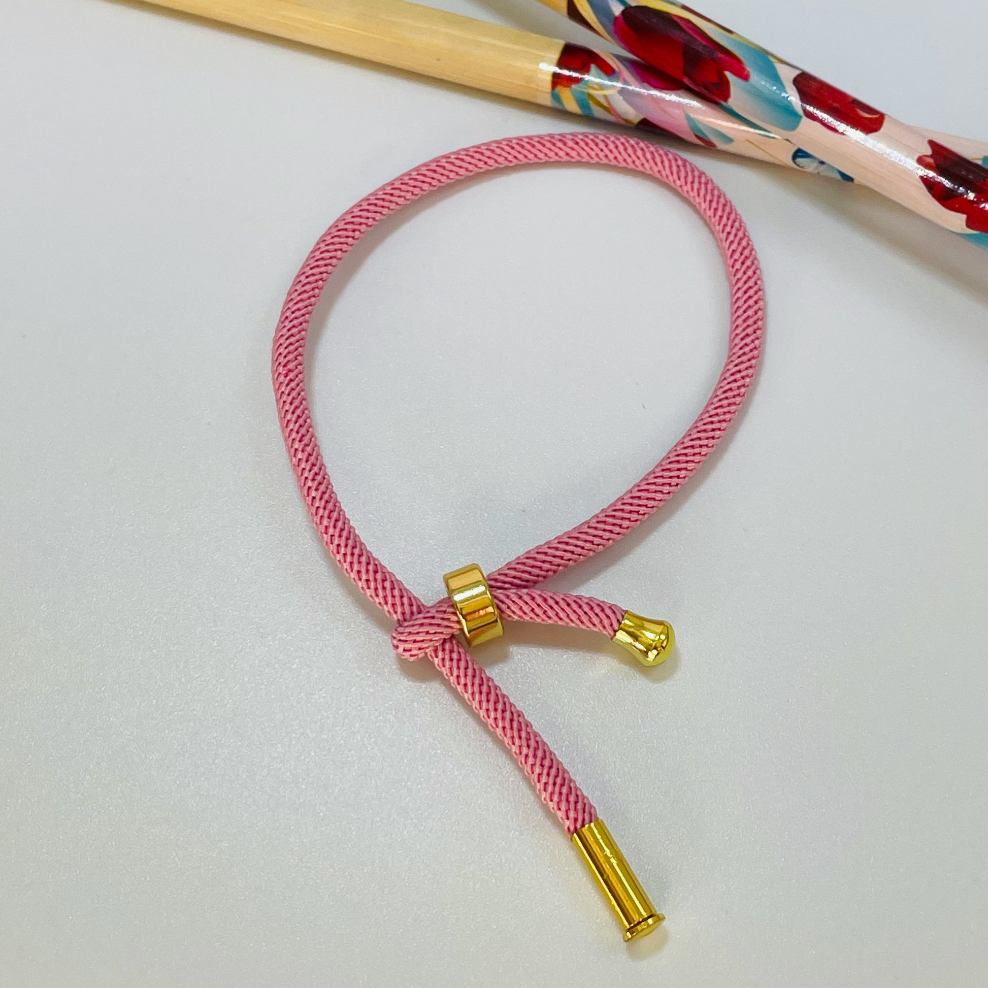 PO006 Pulsera Hilo Espesor 3 mm largo 15-18 cm Diámetro ajustable Pulsera Baño Oro Pulsera hecho de Hilo y Bronce Bañado en Oro Pulsera Baño Oro Color Rosado