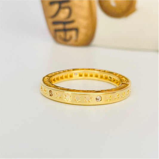 WO30 Anillo con mini estrellas estampadas y mini circones Corazones calados laterales Ancho 2 mm Espesor 3 mm Anillo Baño Oro Anillos Bañados en Oro y Plata hecho de Bronce Bañado en Oro 18K Joyas Bañadas en Oro