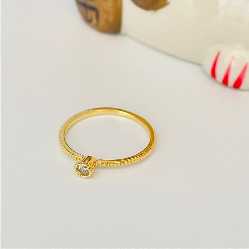 WO35 Anillo Solitario Circón 3 mm Argolla acanalada de 1.5 mm Anillo Baño Oro Anillos Bañados en Oro y Plata hecho de Bronce Bañado en Oro 18K Joyas Bañadas en Oro