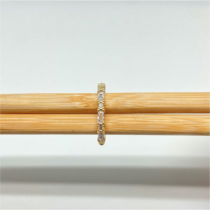 WO44 Anillo Circones Baguette y circones redondo alternados Ancho Argolla 2 mm Anillo Baño Oro Anillos Bañados hecho de Bronce Bañado en Oro 18K Joyas Bañadas en Oro