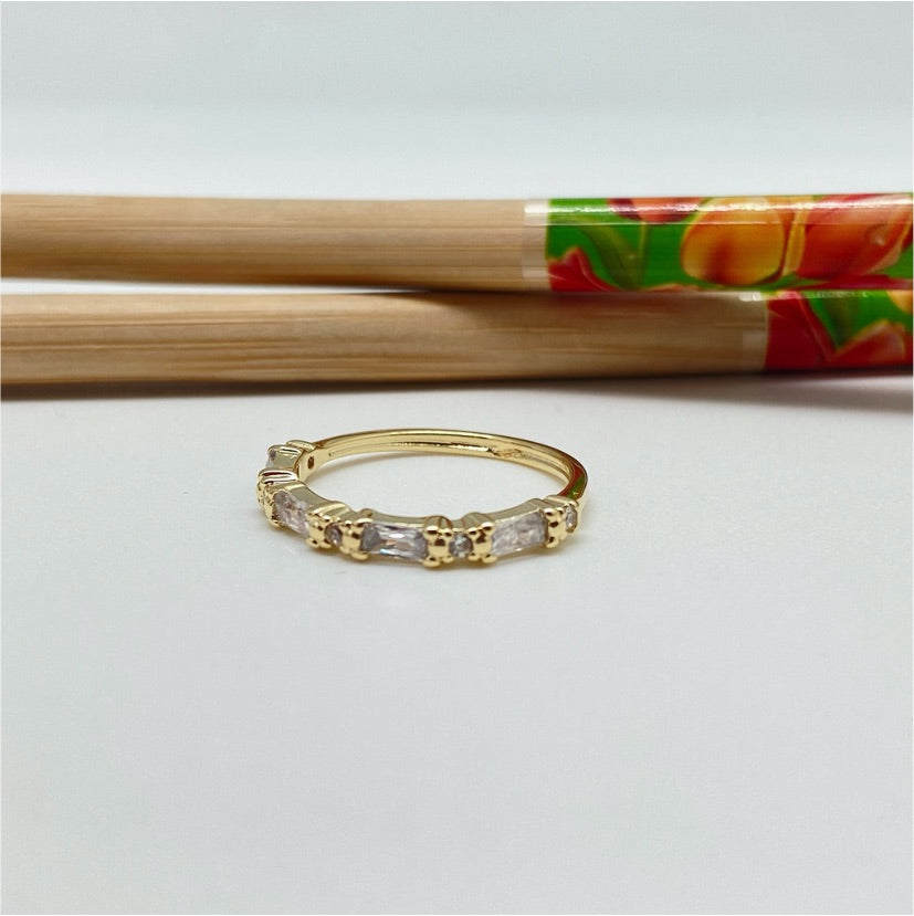 WO44 Anillo Circones Baguette y circones redondo alternados Ancho Argolla 2 mm Anillo Baño Oro Anillos Bañados hecho de Bronce Bañado en Oro 18K Joyas Bañadas en Oro