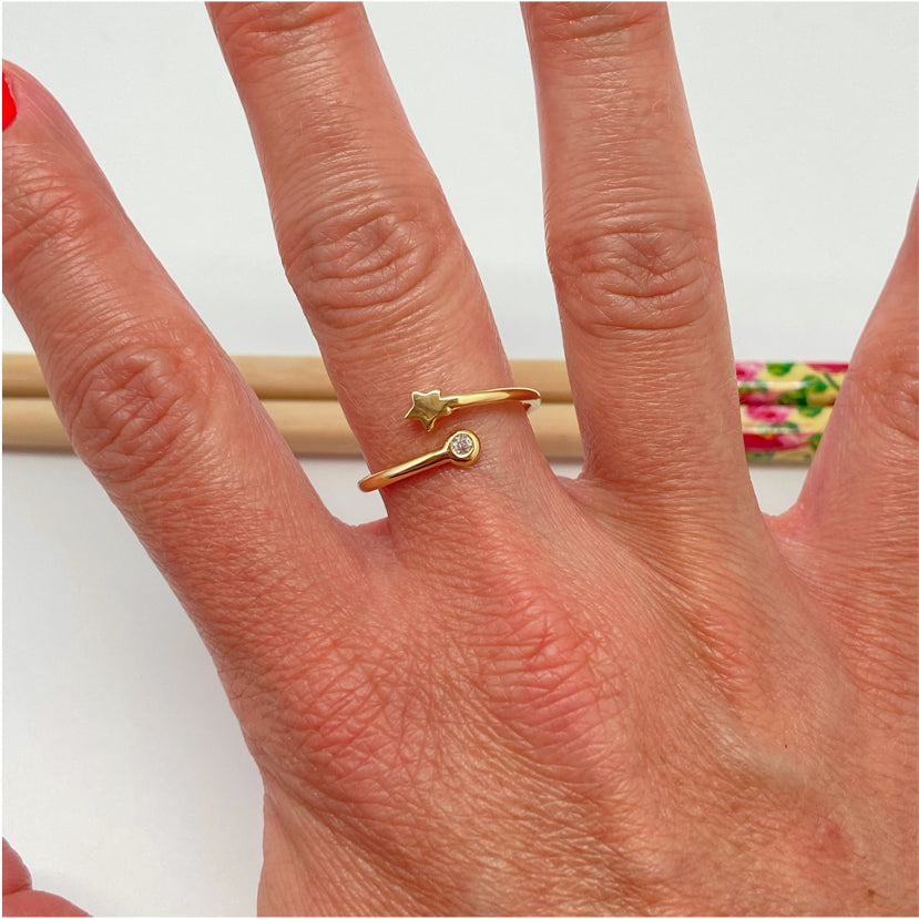 WO49 Anillo Ajustable Estrella 5 mm y Punto de Luz 3.5 mm en puntas Ancho Argolla 1.5 mm Anillo Baño Oro Anillos Bañados hecho de Bronce Bañado en Oro 18K Joyas Bañadas en Oro