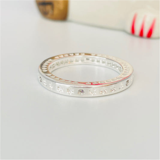WP30 Anillo con mini estrellas estampadas y mini circones Corazones calados laterales Ancho 2 mm Espesor 3 mm Anillo Baño Plata Anillos Bañados en Oro y Plata hecho de Bronce Bañado en Plata 50 ml Joyas Bañadas en Plata