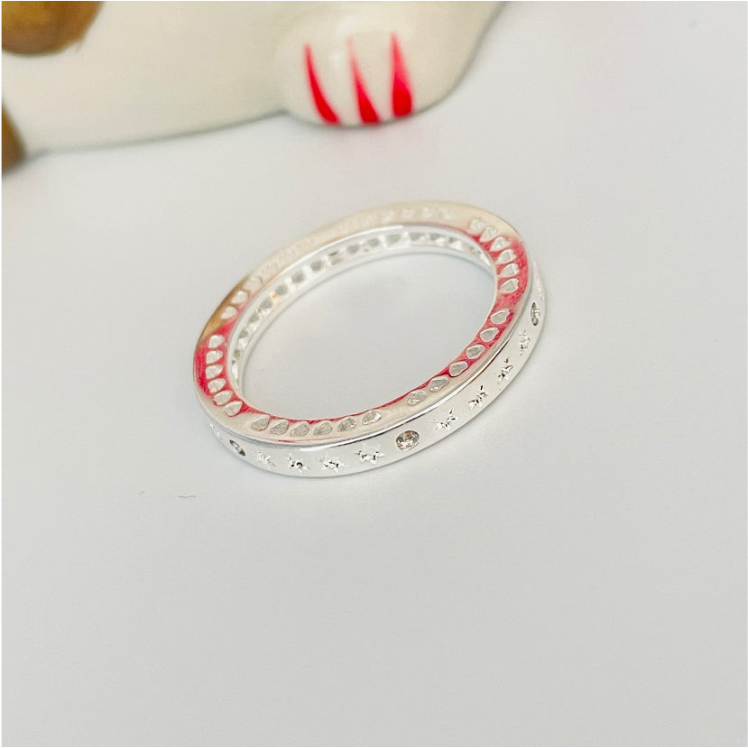WP30 Anillo con mini estrellas estampadas y mini circones Corazones calados laterales Ancho 2 mm Espesor 3 mm Anillo Baño Plata Anillos Bañados en Oro y Plata hecho de Bronce Bañado en Plata 50 ml Joyas Bañadas en Plata