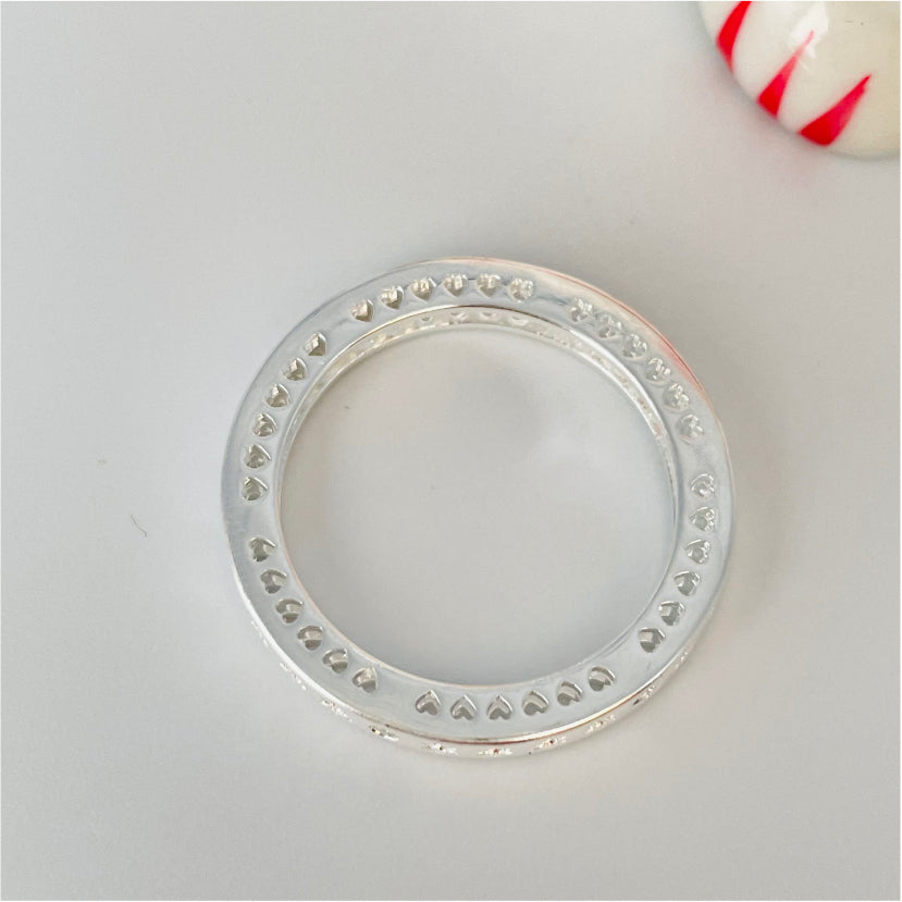 WP30 Anillo con mini estrellas estampadas y mini circones Corazones calados laterales Ancho 2 mm Espesor 3 mm Anillo Baño Plata Anillos Bañados en Oro y Plata hecho de Bronce Bañado en Plata 50 ml Joyas Bañadas en Plata