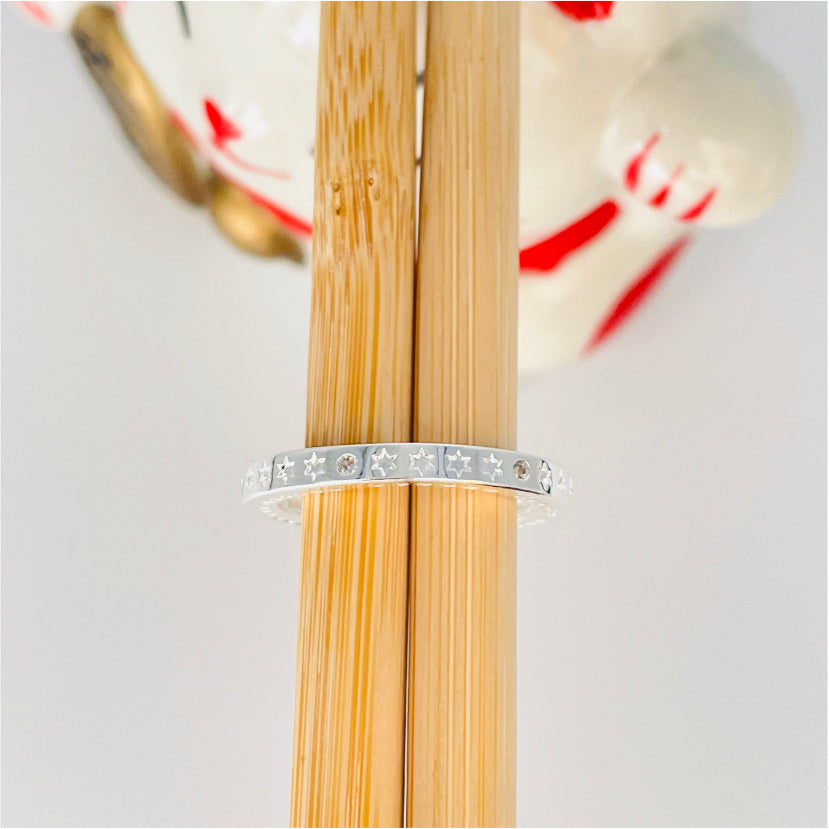 WP30 Anillo con mini estrellas estampadas y mini circones Corazones calados laterales Ancho 2 mm Espesor 3 mm Anillo Baño Plata Anillos Bañados en Oro y Plata hecho de Bronce Bañado en Plata 50 ml Joyas Bañadas en Plata