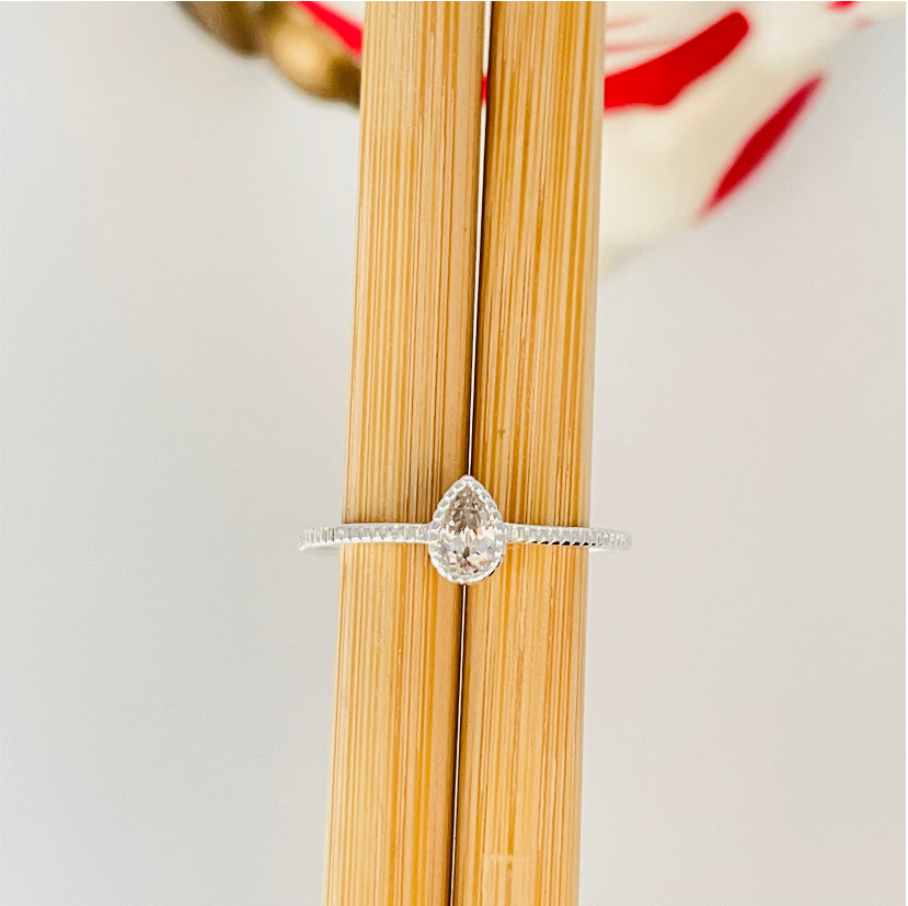 WP37 Anillo Solitario con Circón Gota de 6x5 mm Argolla acanalada de 1.5 mm Anillo Baño Plata Anillos Bañados en Oro y Plata hecho de Bronce Bañado en Plata 50 ml Joyas Bañadas en Plata