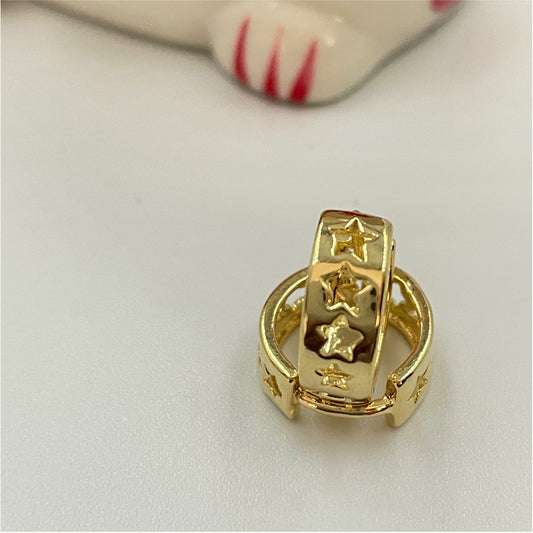 XO116 Argolla Estrellas Caladas 12 mm ancho 5 mm Aro Baño Oro Aros Bañados en Oro y Plata hecho de Bronce Bañado en Oro 18K Joyas Bañadas en Oro