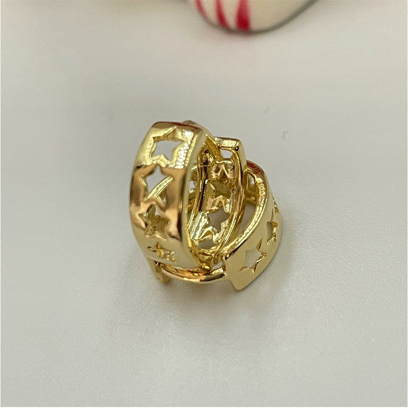 XO116 Argolla Estrellas Caladas 12 mm ancho 5 mm Aro Baño Oro Aros Bañados en Oro y Plata hecho de Bronce Bañado en Oro 18K Joyas Bañadas en Oro