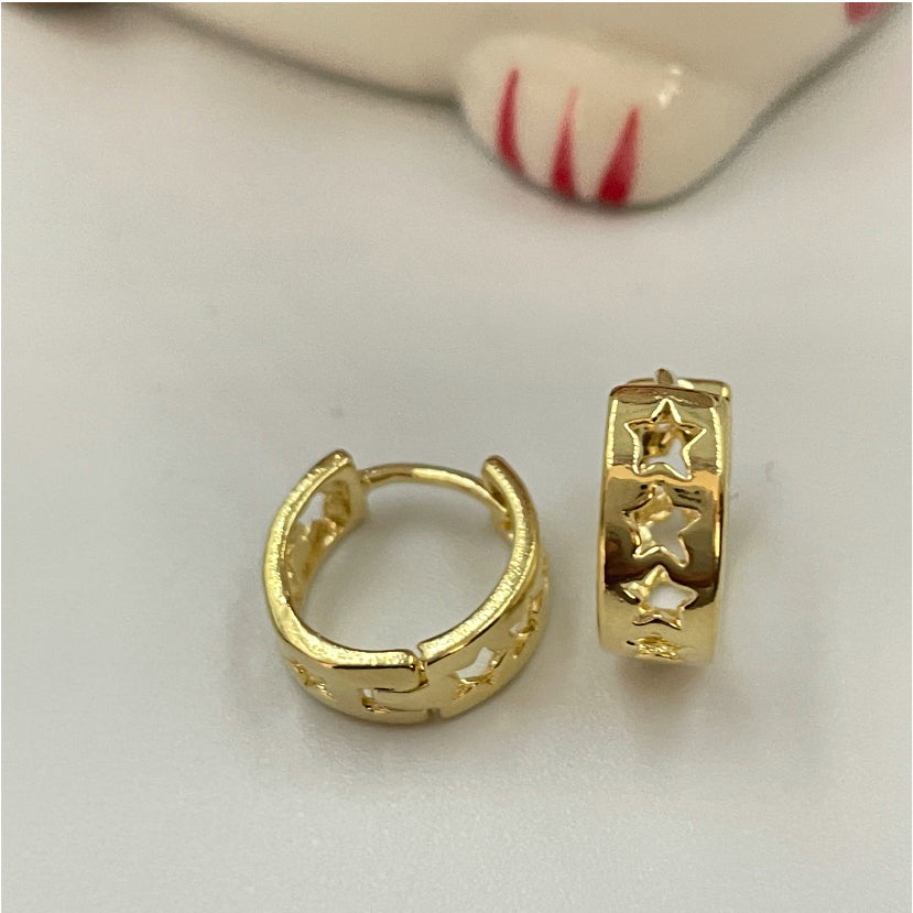 XO116 Argolla Estrellas Caladas 12 mm ancho 5 mm Aro Baño Oro Aros Bañados en Oro y Plata hecho de Bronce Bañado en Oro 18K Joyas Bañadas en Oro