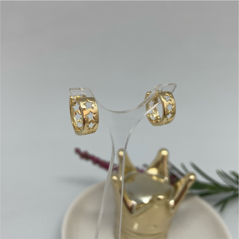 XO116 Argolla Estrellas Caladas 12 mm ancho 5 mm Aro Baño Oro Aros Bañados en Oro y Plata hecho de Bronce Bañado en Oro 18K Joyas Bañadas en Oro