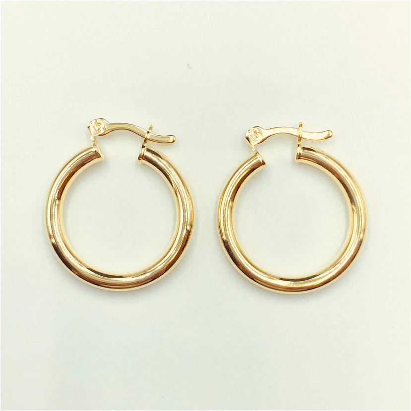 XO126 Aro Argolla Tubo con Gancho Mediana 23x3mm Aro Baño Oro Aros Bañados hecho de Bronce Bañado en Oro 18K Joyas Bañadas en Oro