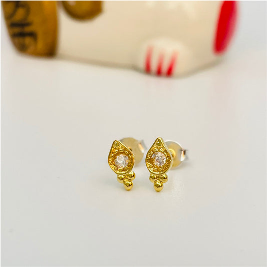 XO188 Aro Punto de Luz largo con 3 bolitas inferior 8x4 mm Aro Baño Oro Aros Bañados en Oro y Plata hecho de Bronce Bañado en Oro 18K