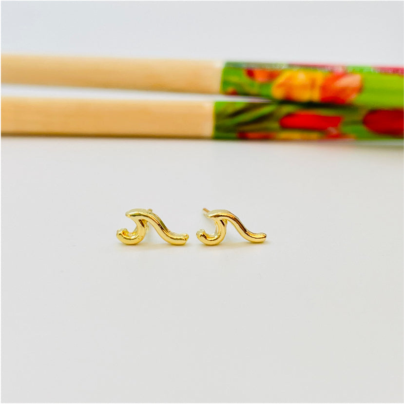 XO192 Aro Mini Ola de Mar 8x4 mm Aro Baño Oro Aros Bañados en Oro y Plata hecho de Bronce Bañado en Oro 18K Joyas Bañadas en Oro