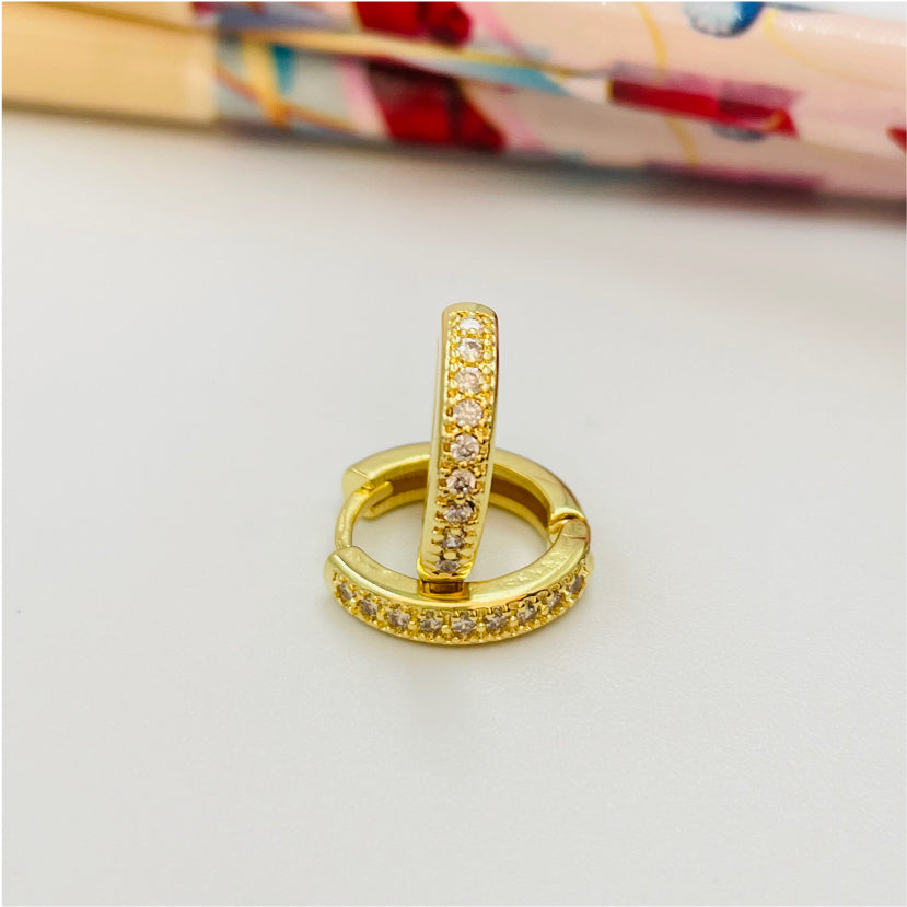 XO204 Aro Argolla a Presión 12x3 mm con Circones Aro Baño Oro Aros Bañados hecho de Bronce Bañado en Oro 18K Joyas Bañadas en Oro