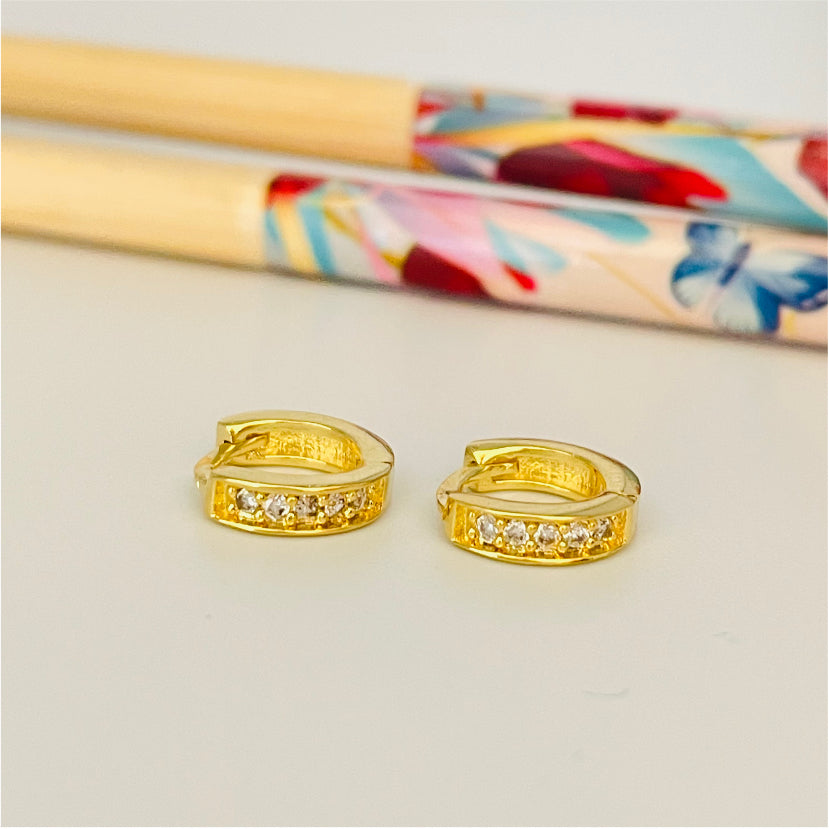 XO208 Aro Argolla Presión con Circones 10 mm 2 mm ancho Aro Baño Oro Aros Bañados en Oro y Plata hecho de Bronce Bañado en Oro 18K Joyas Bañadas en Oro