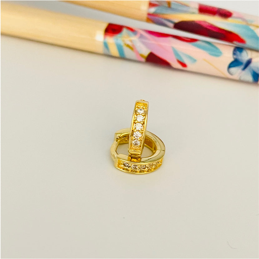 XO208 Aro Argolla Presión con Circones 10 mm 2 mm ancho Aro Baño Oro Aros Bañados en Oro y Plata hecho de Bronce Bañado en Oro 18K Joyas Bañadas en Oro