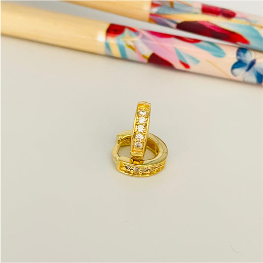 XO208 Aro Argolla Presión con Circones 10 mm 2 mm ancho Aro Baño Oro Aros Bañados en Oro y Plata hecho de Bronce Bañado en Oro 18K Joyas Bañadas en Oro