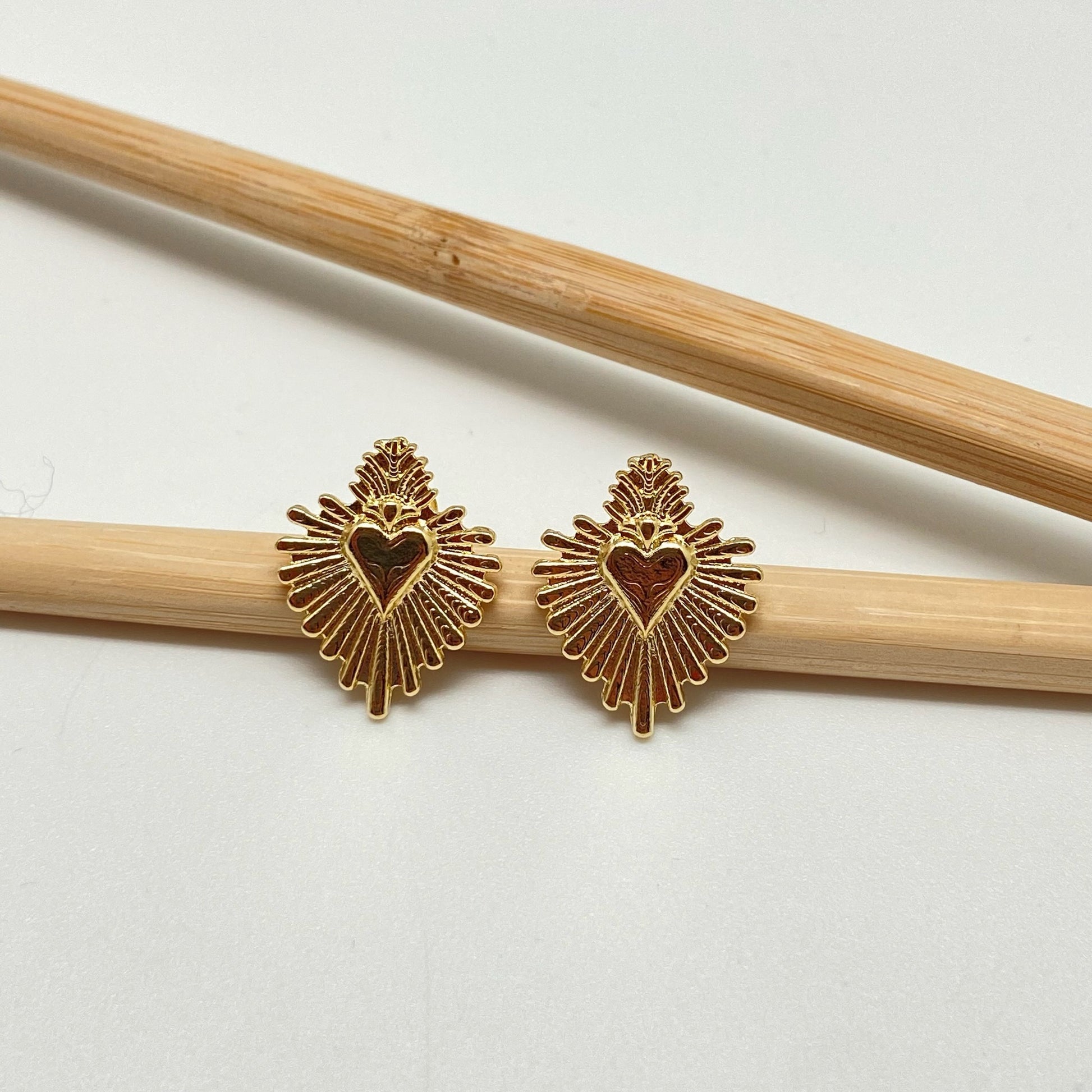 XO227 Aro Corazón Detente con Rayos 20x15 mm Aro Baño Oro Aros Bañados hecho de Bronce Bañado en Oro 18K Joyas Bañadas en Oro